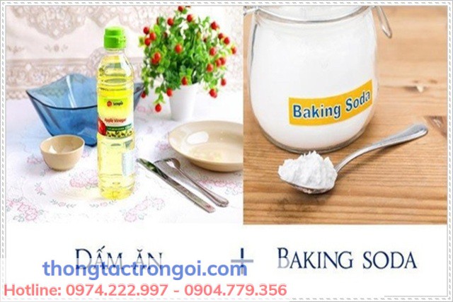 Dùng dấm kết hợp baking soda để loạt bỏ cặn bẩn có trong đường ống