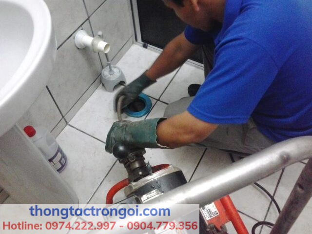 Thông tắc cống đường ống thoát nước tại nhà dân