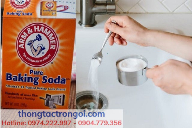 Đổ baking soda cuống làm sạch đường ống thoát nước bồn rửa mặt