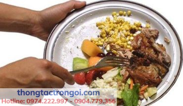 Loại bỏ thức ăn thừa đúng cách tránh gây tắc nghẽn bồn rửa bát