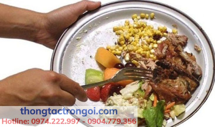 Loại bỏ thức ăn thừa đúng cách tránh gây tắc nghẽn bồn rửa bát