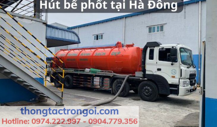 Xe hút đang tiến hành hút bể phốt tại Hà Đông