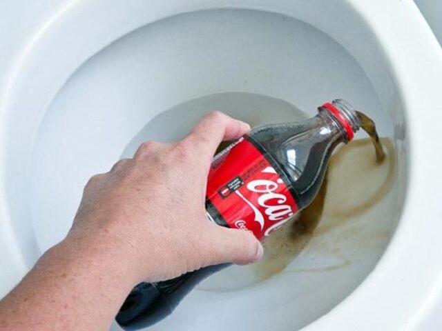 Dùng coca cola tẩy bồn cầu