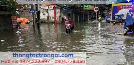 Đường phố quận Từ Liêm ngập nước do tắc cống