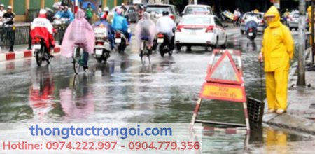 Đường phố trên quận Hoàn Kiếm ngập nước do tắc nghẽn cống thoát nước