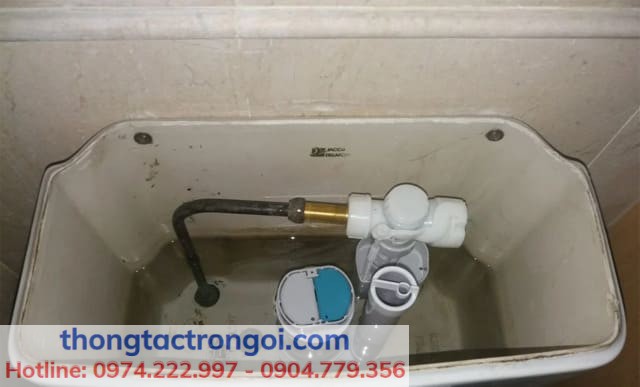 Nguyên nhân bồn cầu xả nước yếu và cách khắc phục bằng bộ xả mới