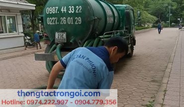Nhân viên Xuân Phương đang thi công hút bể phốt tại HH Linh Đàm – sạch, nhanh, không gây mùi