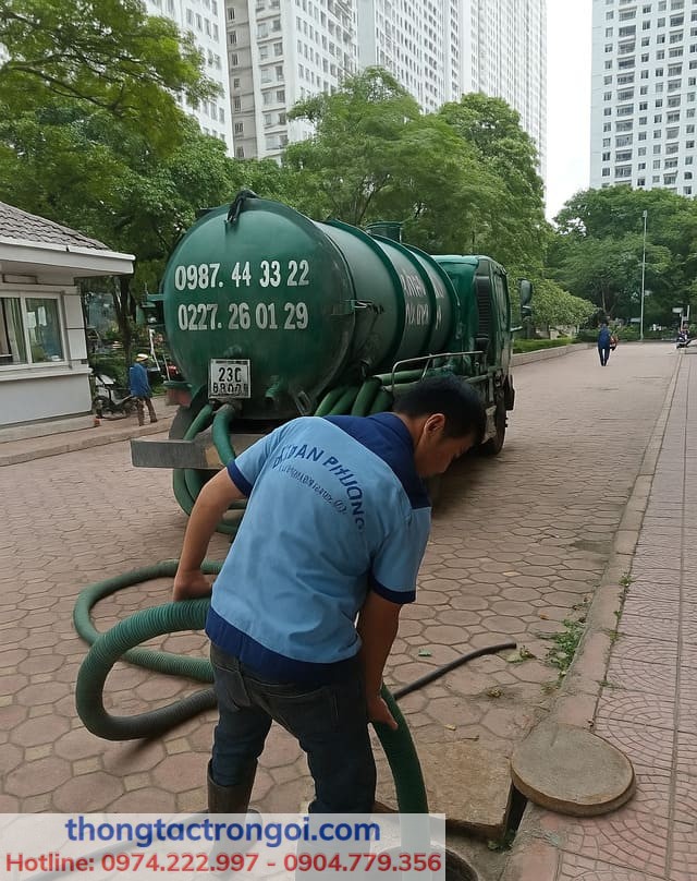 Nhân viên Xuân Phương đang thi công hút bể phốt tại HH Linh Đàm – sạch, nhanh, không gây mùi
