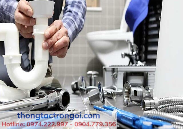Kỹ thuật viên kiểm tra đường ống thoát khí bằng thiết bị chuyên dụng