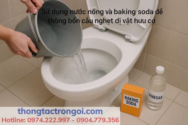 Sử dụng nước nóng và baking soda để thông bồn cầu nghẹt dị vật hữu cơ