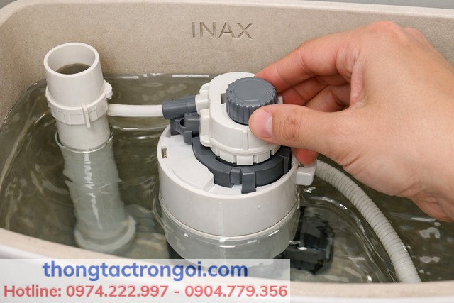 Chỉnh phao đúng mức giúp két đầy nhanh và ngắt nước chuẩn.