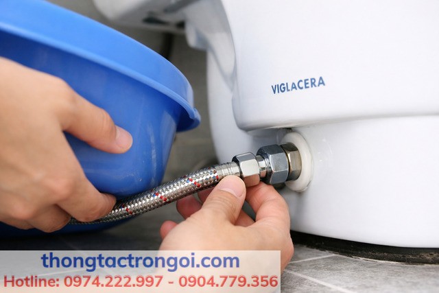 Dây cấp gập hoặc khớp nối lỏng làm nước vào két yếu.