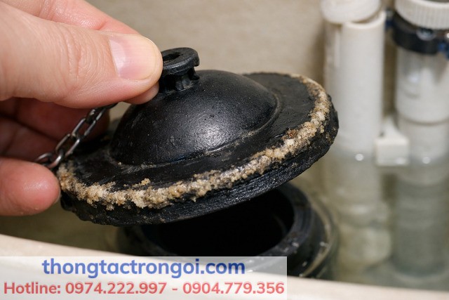 Gioăng van xả hở làm nước tụt liên tục, két không bao giờ đầy.