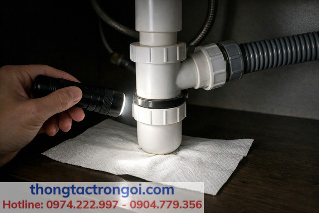 Lắp rồi vẫn hôi: kiểm tra hở gioăng/ren là bước đầu tiên.