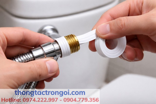 Quấn băng tan đúng chiều là cách xử lý rỉ ở khớp nối nhanh nhất.