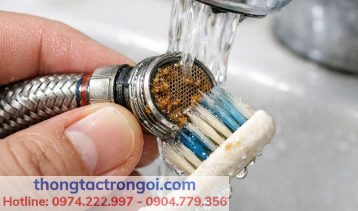 Lưới lọc đầu cấp tắc cặn là nguyên nhân phổ biến khiến két lên chậm.