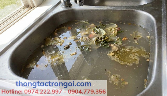 Bồn rửa bát inox bị tắc nghẽn nước không rút do dầu mỡ thừa đóng váng cần xử lý ngay.