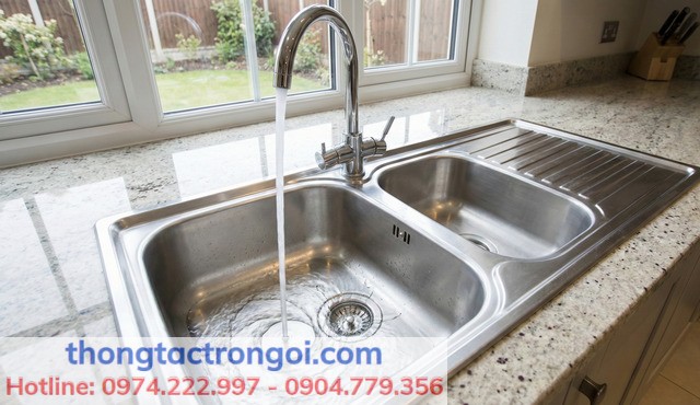 Bồn rửa bát sạch bóng với dòng nước chảy xiết tạo xoáy xuống cống sau khi đã được thông tắc.