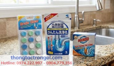 Các loại viên nén và viên sủi thông tắc bồn rửa bát phổ biến (Hando, Nhật Bản) đặt cạnh chậu rửa inox.