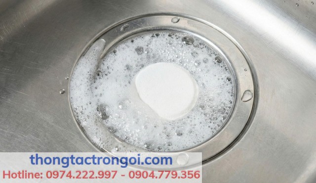 Cận cảnh viên sủi đang phản ứng tạo bọt trắng xóa để phân hủy mỡ thừa ngay tại miệng cống thoát nước.