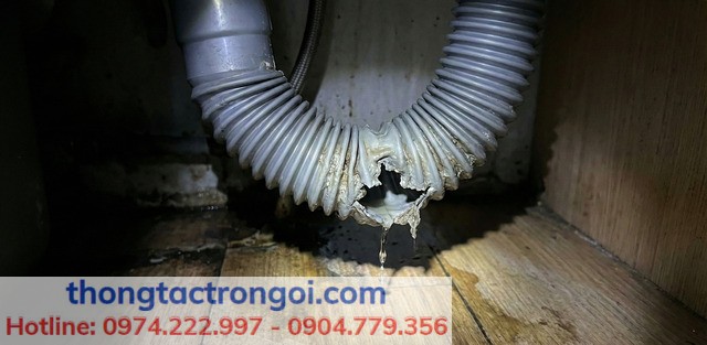 Đường ống nhựa ruột gà xi phông dưới gầm chậu rửa bát bị sun chảy và biến dạng do nhiệt độ hóa chất quá cao.