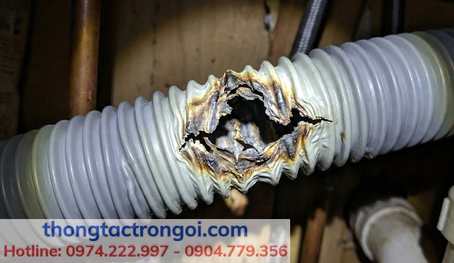 Cận cảnh ống ruột gà thoát nước bồn rửa bát bị sun chảy và biến dạng do đổ quá nhiều axit thông cống.