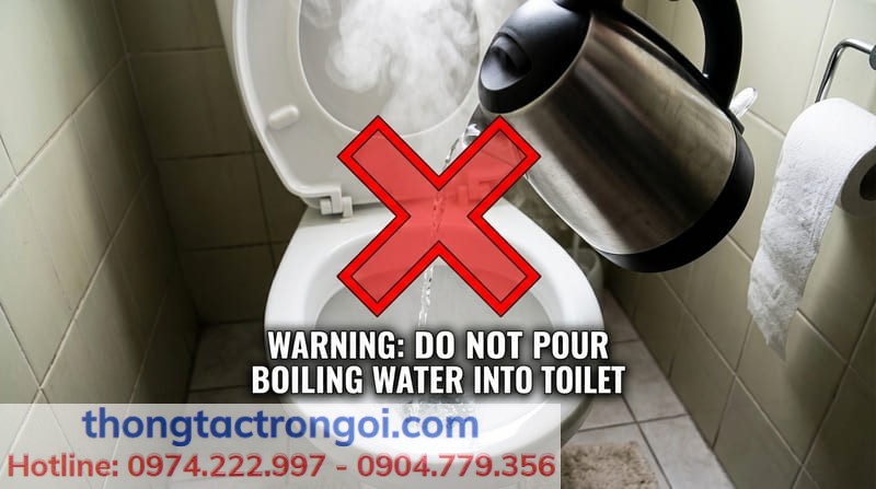 Cảnh báo tuyệt đối không dội nước sôi 100 độ C vào bồn cầu.