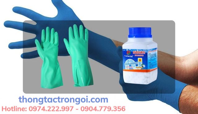 Bắt buộc đeo găng tay cao su khi sử dụng bột thông cống Yuhao